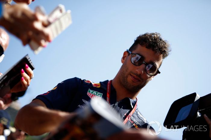 Daniel Ricciardo, Red Bull Racing firma autógrafos para los fanáticos