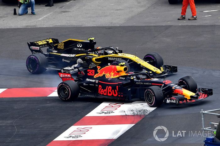 Carlos Sainz Jr., Renault Sport F1 Team R.S. 18 y Max Verstappen, Red Bull Racing RB14 batalla