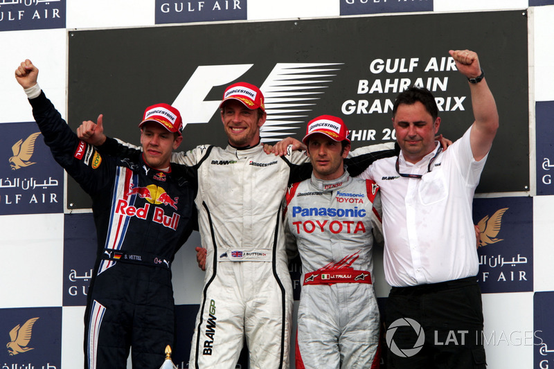 Podium: En deuxième place Sebastian Vettel, Red Bull Racing, le vainqueur, Jenson Button, Brawn GP et Jarno Trulli sur Toyota.