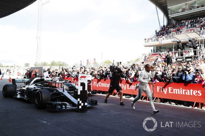 Lewis Hamilton, Mercedes AMG F1 W09, festeggia la vittoria nel parco chiuso