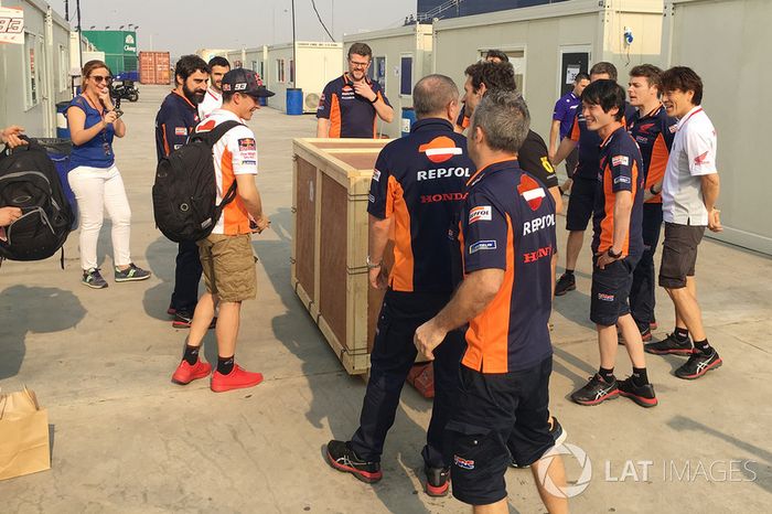 Marc Márquez, Repsol Honda Team recibe un regalo de cumpleaños de parte de su equipo