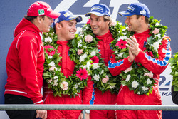 LMGT Am Podio: ganadores de clase #62 Scuderia Corsa Ferrari 458 Italia: Bill Sweedler, Jeff Segal,