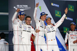 #1 Porsche Team Porsche 919 Hybrid: Тимо Бернхард, Марк Уэббер, Брендон Хартли и руководитель команд