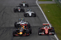 Max Verstappen, Red Bull Racing RB12 y Kimi Raikkonen, Ferrari SF16-H