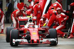 Kimi Raikkonen, Ferrari SF16-H makes pit stop