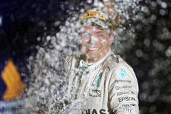 Ganador de la carrera Nico Rosberg, Mercedes AMG F1 que se celebra en el podio