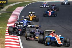Esteban Ocon, Manor Racing MRT05 y Carlos Sainz Jr., Scuderia Toro Rosso STR11 y Fernando Alonso, Mc