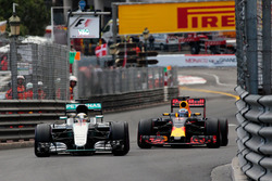 Lewis Hamilton, Mercedes AMG F1 W07 Hybrid y Daniel Ricciardo, Red Bull Racing RB12 luchan por la po