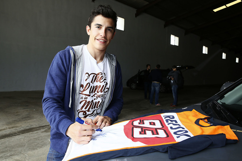 Marc Márquez, Repsol Honda Team firma de autógrafos para los fans