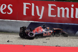 Даниил Квят, Scuderia Toro Rosso потерял управления после поломки подвески