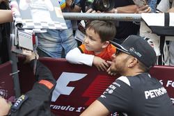 Lewis Hamilton, Mercedes AMG F1 Team met fans