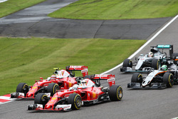 Sebastian Vettel, Ferrari SF16-H et son équipier Kimi Raikkonen, Ferrari SF16-H en lutte pour une position