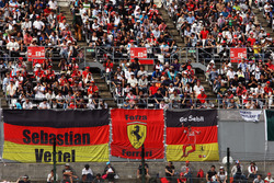Fans mit Poster für Sebastian Vettel, Ferrari