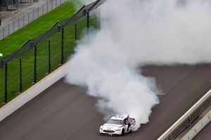 Brad Keselowski, Team Penske, Ford Fusion Discount Tire celebra