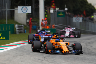 Fernando Alonso, McLaren MCL33, leads Pierre Gasly, Toro Rosso STR13, and Sergio Perez, Racing Point Force India VJM11