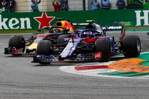 Pierre Gasly, Toro Rosso STR13, devant Daniel Ricciardo, Red Bull Racing RB14