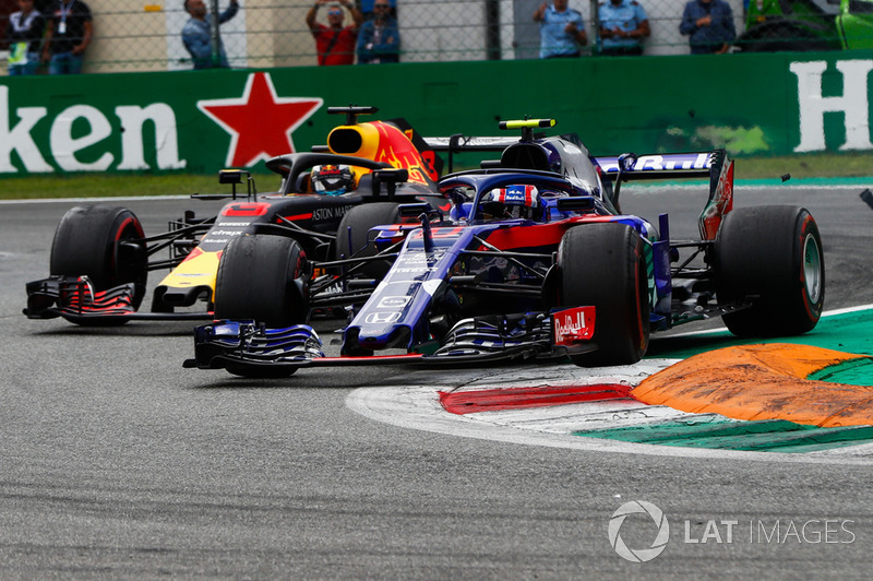 Pierre Gasly, Toro Rosso STR13, y Daniel Ricciardo, Red Bull Racing RB14