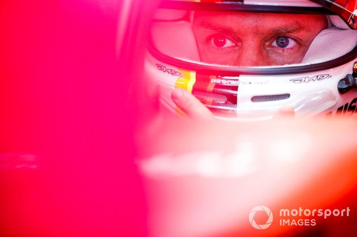 Sebastien Vettel, Ferrari SF1000 nel garage