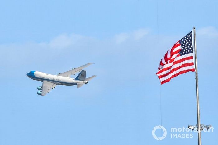 Air Force One, con el Presidente Donald Trump, sale de Daytona.