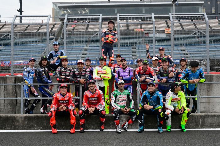 Foto de grupo de los pilotos de MotoGP