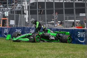 Zhou Guanyu, Stake F1 Team Kick Sauber C44, se baja del coche tras caerse en la sesión de entrenamientos libres