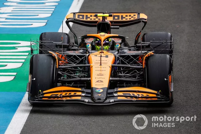 Lando Norris, McLaren MCL38, con un equipo de sensores acoplado