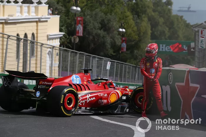 Charles Leclerc, Ferrari SF-24, se aleja del coche tras chocar contra la barrera