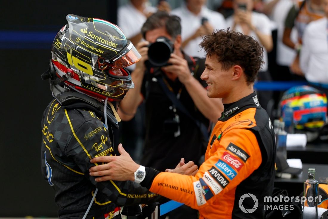 Charles Leclerc, Scuderia Ferrari, 1ª posição, Lando Norris, McLaren F1 Team, 3ª posição, felicitam-se mutuamente em Parc Ferme