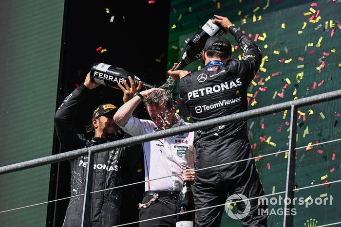 Lewis Hamilton, Mercedes-AMG F1 Team, 2ª posición, George Russell, Mercedes-AMG F1 Team, 1ª posición, vierten Chammpagne sobre su compañero de equipo en el podio.