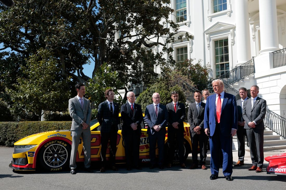 El presidente de Estados Unidos, Donald Trump, Roger Penske, el comisionado de la NASCAR, Steve Phelps, y el presidente de la NASCAR, Steve O'Donnell, Joey Logano, Ryan Blaney.