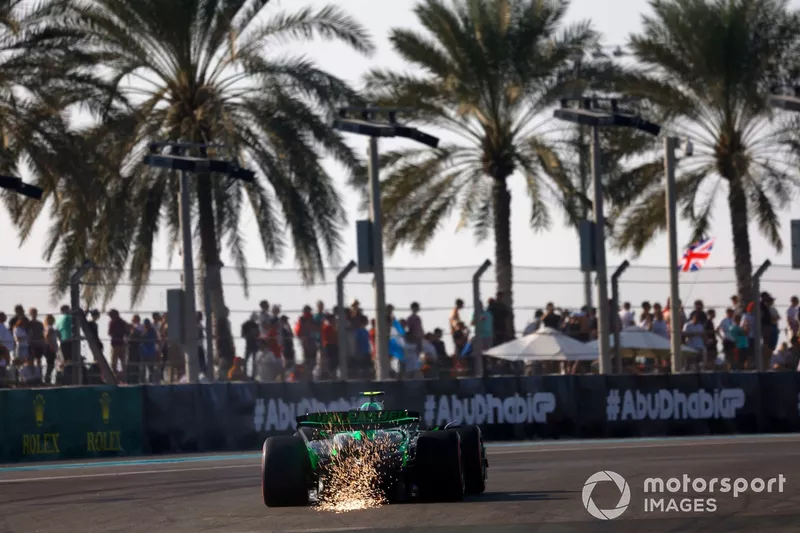 Des étincelles jaillissent de Zhou Guanyu, Stake F1 Team KICK Sauber C44
