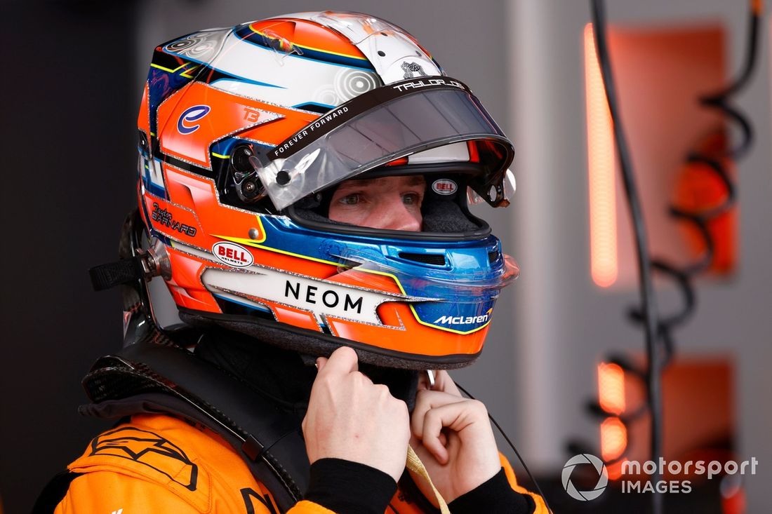 Taylor Barnard , NEOM McLaren Formula E Team ajusta la correa de su casco