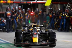 Max Verstappen, Red Bull Racing RB20, sale de su box tras una parada
