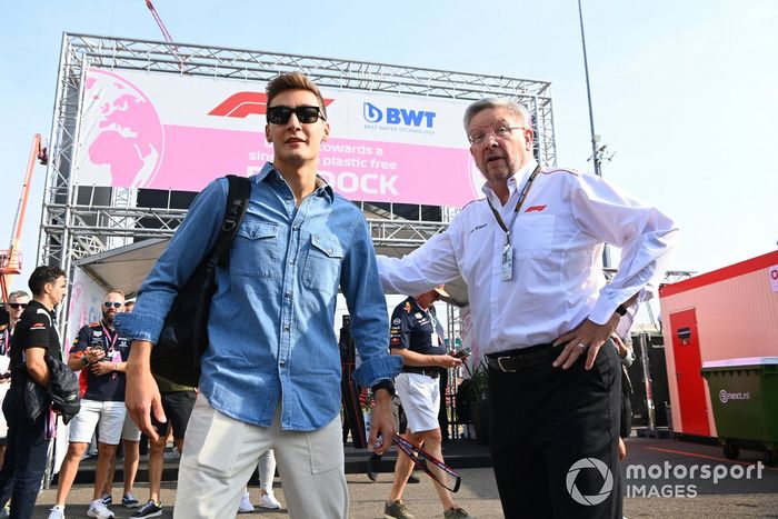 George Russell, de Mercedes-AMG, habla con Ross Brawn, Director General de Deportes de Motor de la FOM 