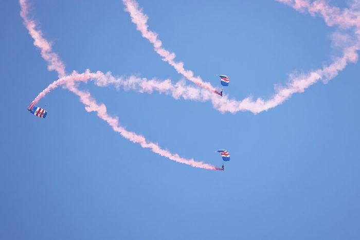 El equipo de exhibición de paracaidistas de los halcones de la RAF