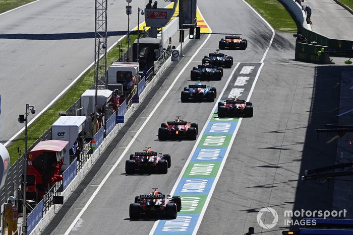 Lando Norris, McLaren MCL35M, y los demás  pilotos salen de los boxes durante la clasificación