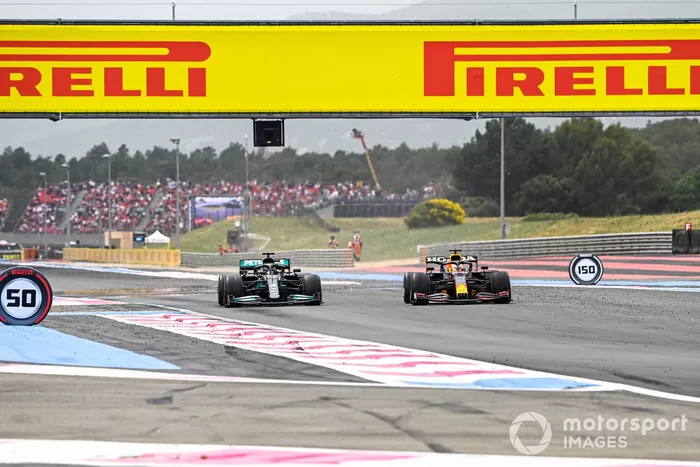 Max Verstappen, Red Bull Racing RB16B adelanta a Lewis Hamilton, Mercedes W12 