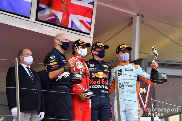 Podio: Adrian Newey, director técnico de Red Bull Racing, segundo lugar Carlos Sainz Jr., Ferrari, ganador Max Verstappen, Red Bull Racing, y tercer lugar Lando Norris de McLaren