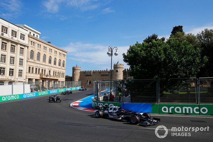 Yuki Tsunoda, AlphaTauri AT02, Sebastian Vettel, Aston Martin AMR21