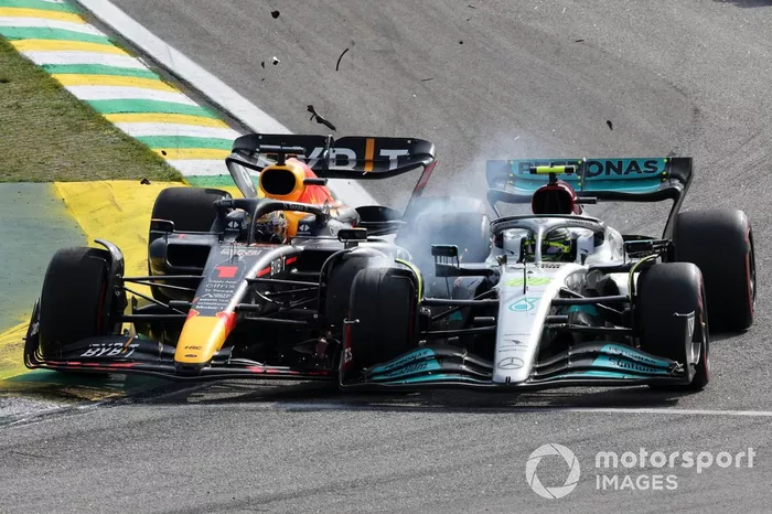 Max Verstappen, Red Bull Racing RB18, choca con Lewis Hamilton, Mercedes W13