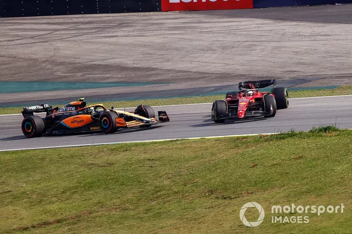 Choque entre Lando Norris, McLaren MCL36, y Charles Leclerc, Ferrari F1-75, resulta en un trompo