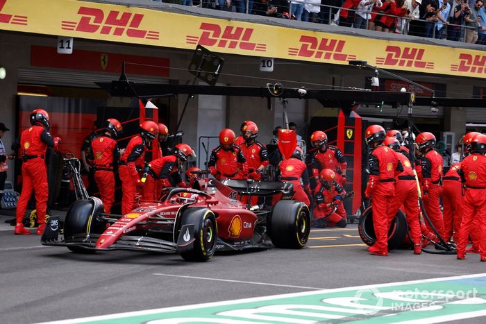 Charles Leclerc, Ferrari F1-75, sale de boxes