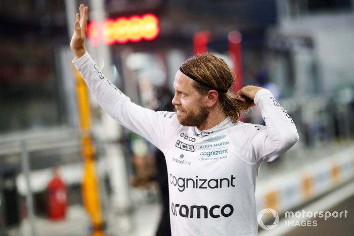 Sebastian Vettel, Aston Martin, saluda desde el Parc Ferme tras la clasificación