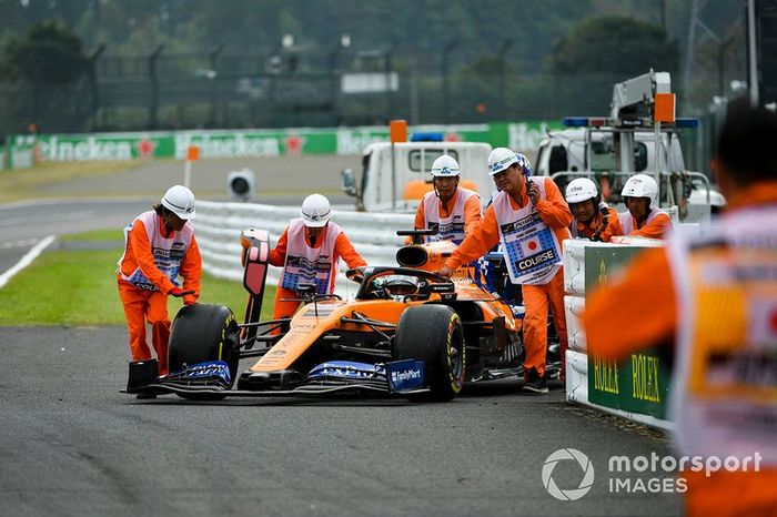 Carlos Sainz Jr., McLaren MCL34 siendo empujado por los marshals 