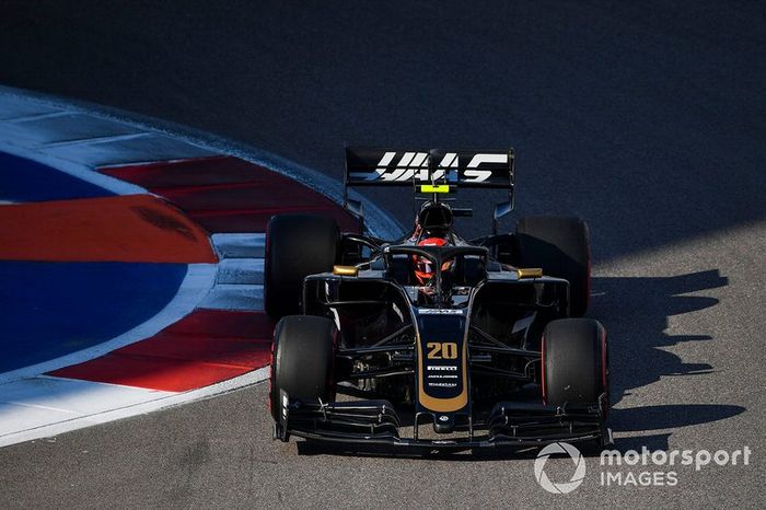 Magnussen y Steiner muestran su enfado por la sanción