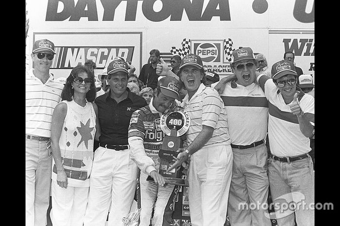 Tim Richmond comemorando vitória na corrida de 400 milhas em Daytona
