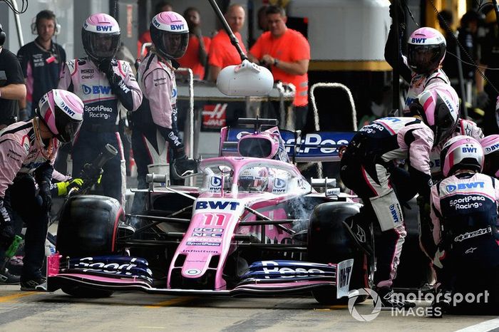Sergio Perez, Racing Point RP19, sale de los pits después de un cambio de ala