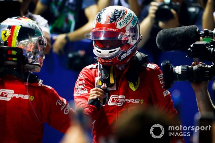 Il vincitore Sebastian Vettel, Ferrari e Charles Leclerc, Ferrari, festeggiano nel parco chiuso