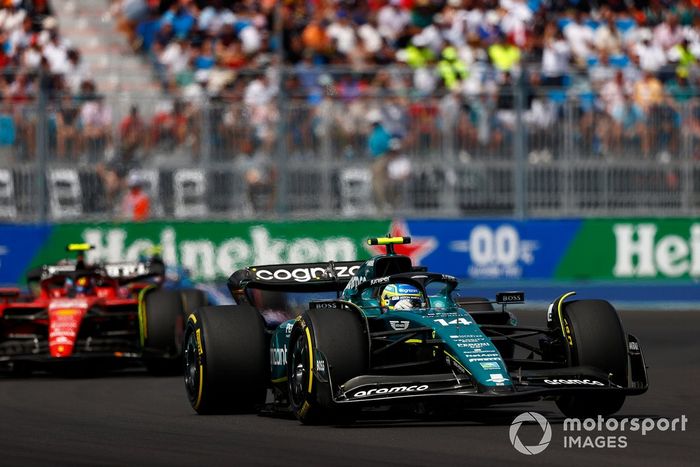 Fernando Alonso, Aston Martin AMR23, Carlos Sainz, Ferrari SF-23