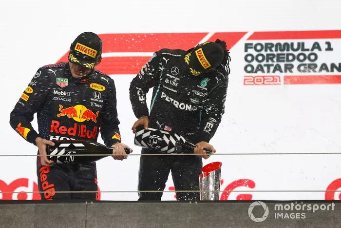 Podio: segundo lugar Max Verstappen, Red Bull Racing, ganador Lewis Hamilton, Mercedes